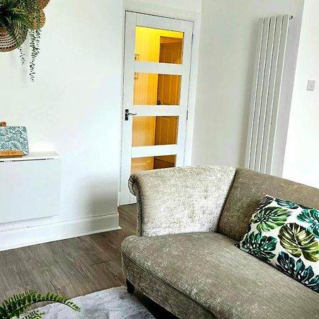 The Ferns - Shared Garden Apartment With Parking Darvel Exteriér fotografie