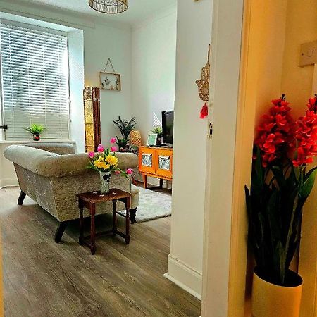 The Ferns - Shared Garden Apartment With Parking Darvel Exteriér fotografie