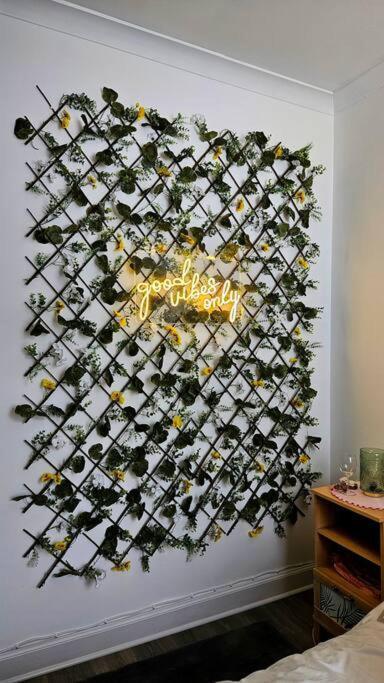 The Ferns - Shared Garden Apartment With Parking Darvel Exteriér fotografie