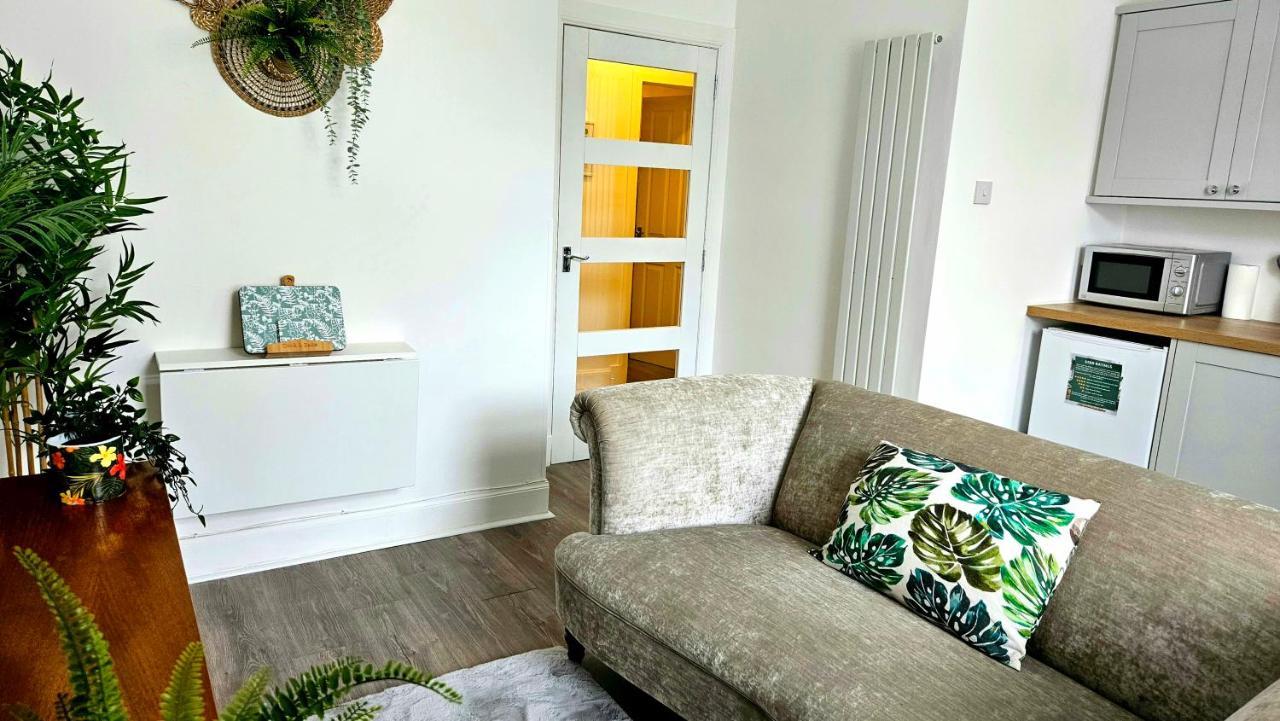 The Ferns - Shared Garden Apartment With Parking Darvel Exteriér fotografie