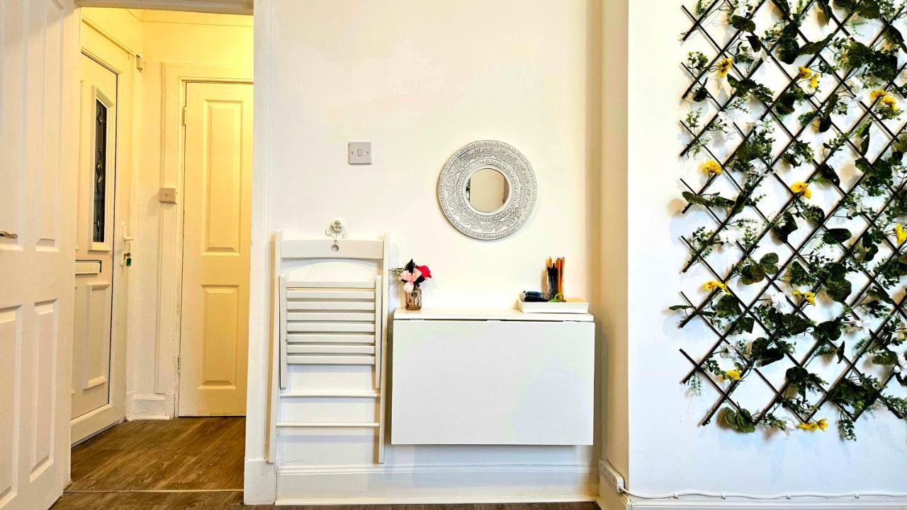 The Ferns - Shared Garden Apartment With Parking Darvel Exteriér fotografie