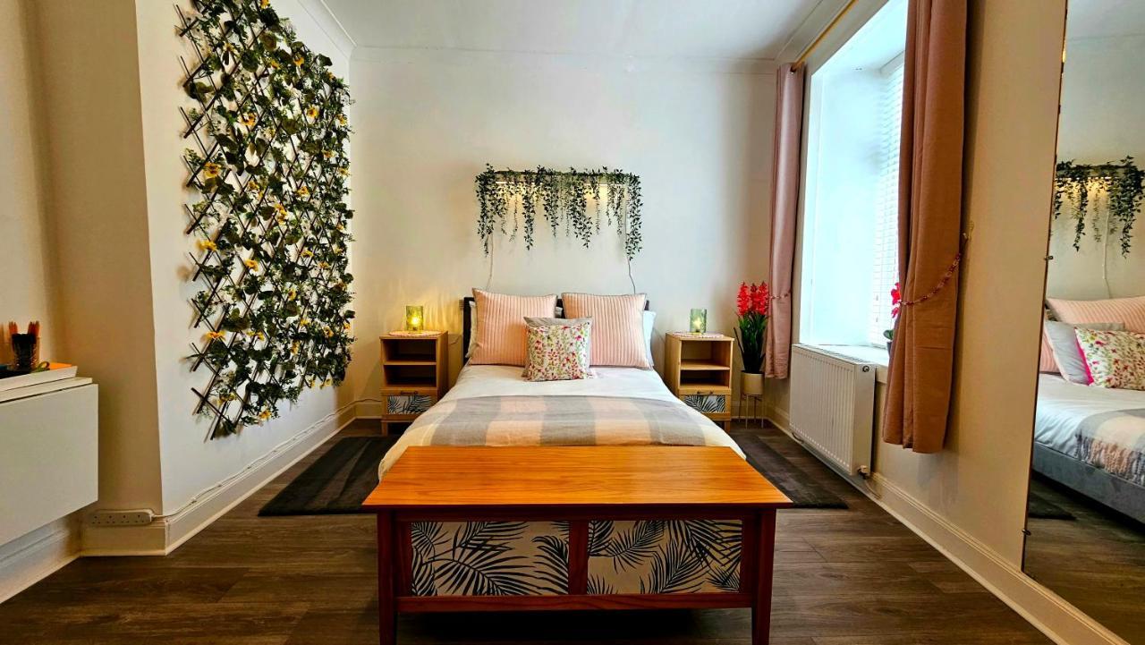 The Ferns - Shared Garden Apartment With Parking Darvel Exteriér fotografie