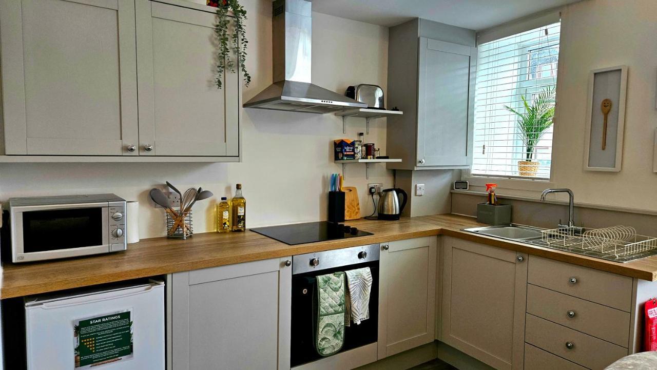 The Ferns - Shared Garden Apartment With Parking Darvel Exteriér fotografie