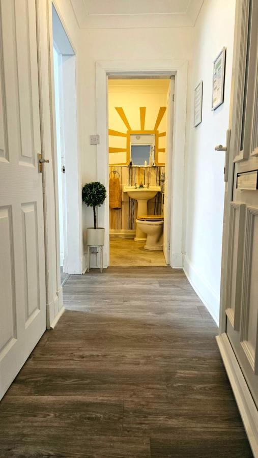 The Ferns - Shared Garden Apartment With Parking Darvel Exteriér fotografie