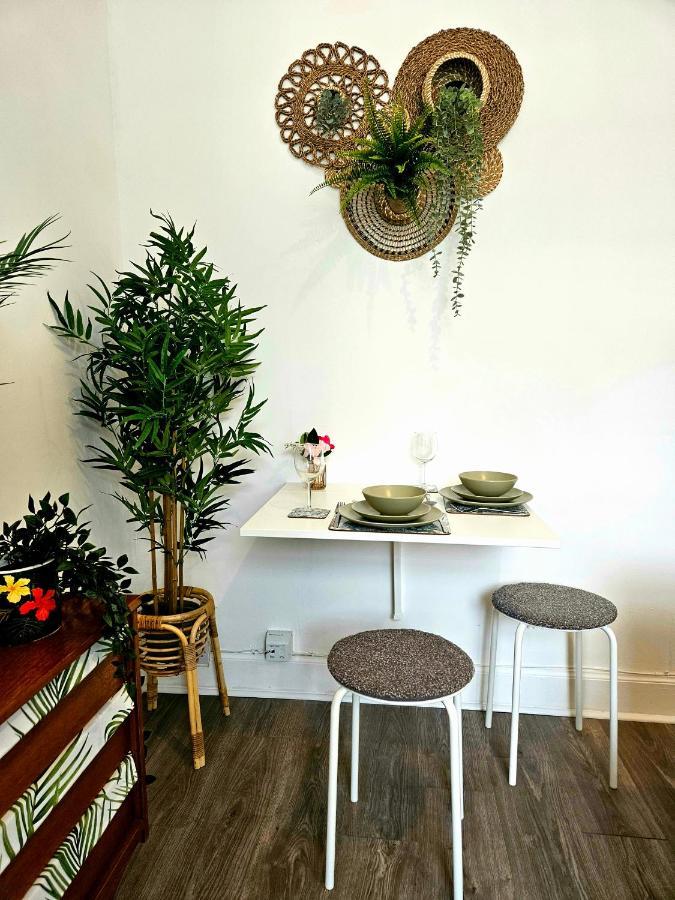 The Ferns - Shared Garden Apartment With Parking Darvel Exteriér fotografie