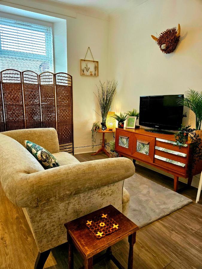 The Ferns - Shared Garden Apartment With Parking Darvel Exteriér fotografie