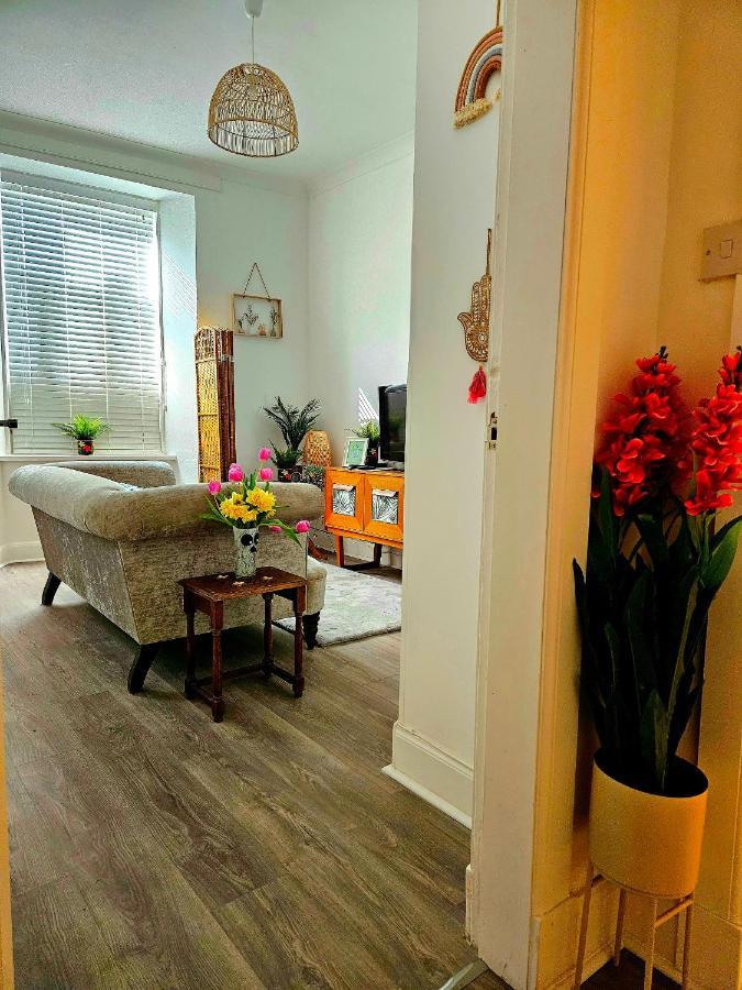 The Ferns - Shared Garden Apartment With Parking Darvel Exteriér fotografie